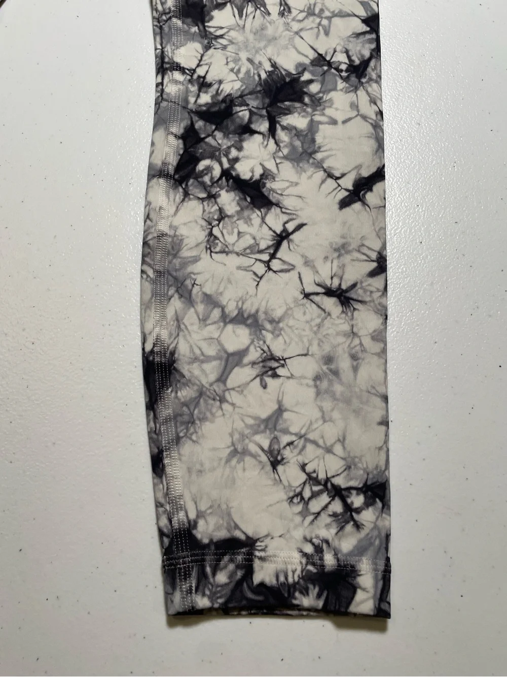 Lululemon Wunder Under high-rise leggings in a cement grey tie-dye print. Size 4